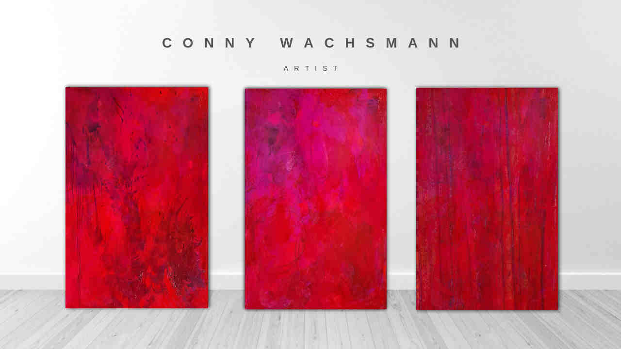 Das Bilderset „Stärke“ von Conny Wachsmann, Künstlerin, zeigt drei abstrakte Werke in leuchtenden Rottönen nebeneinander an einer weißen Wand über Holzboden – Ausdruck individueller Gestaltung.
