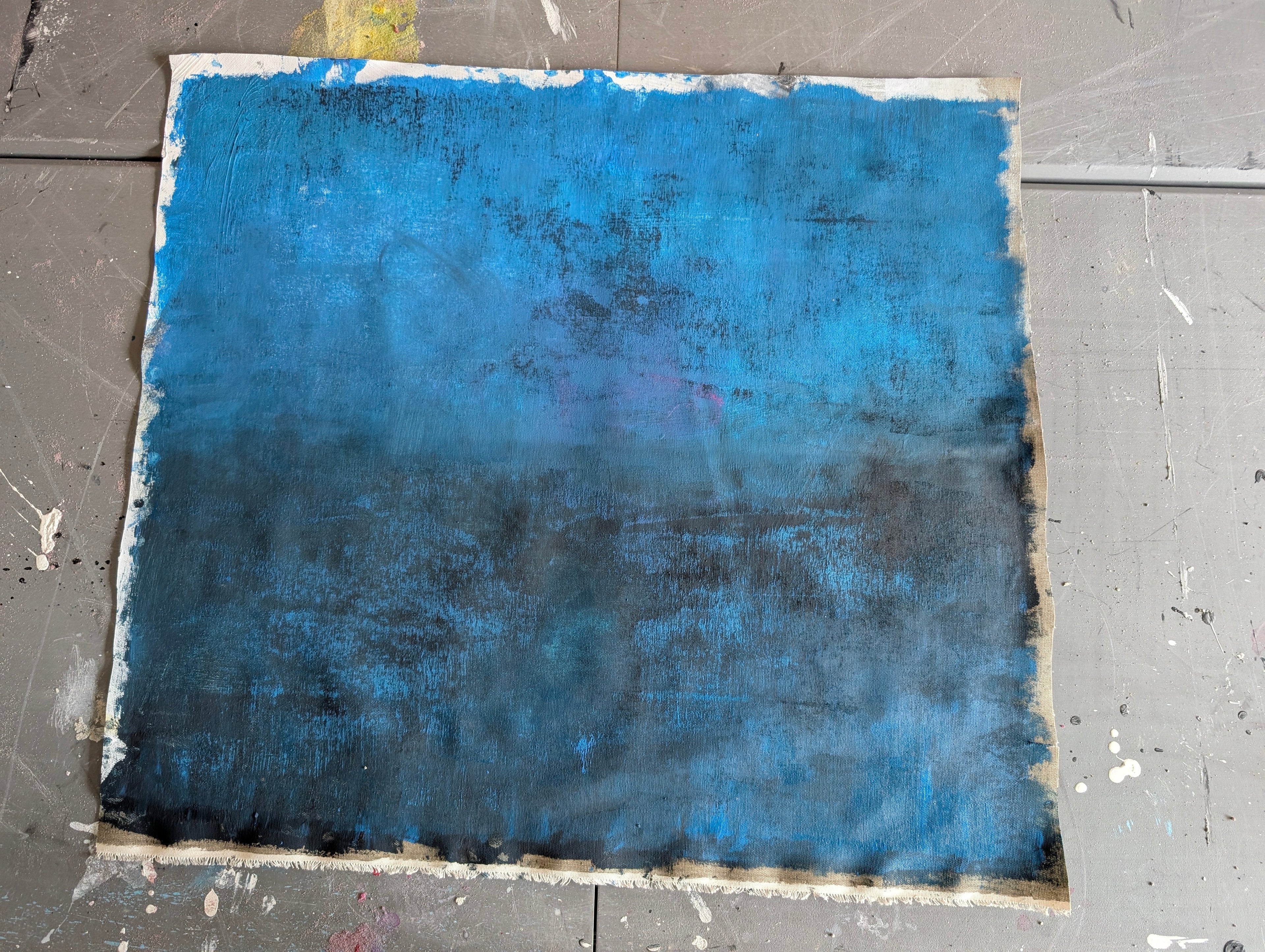 Blaue Studie auf Rolle – XXL Kunstwerk als Blickfang im Wohnraum