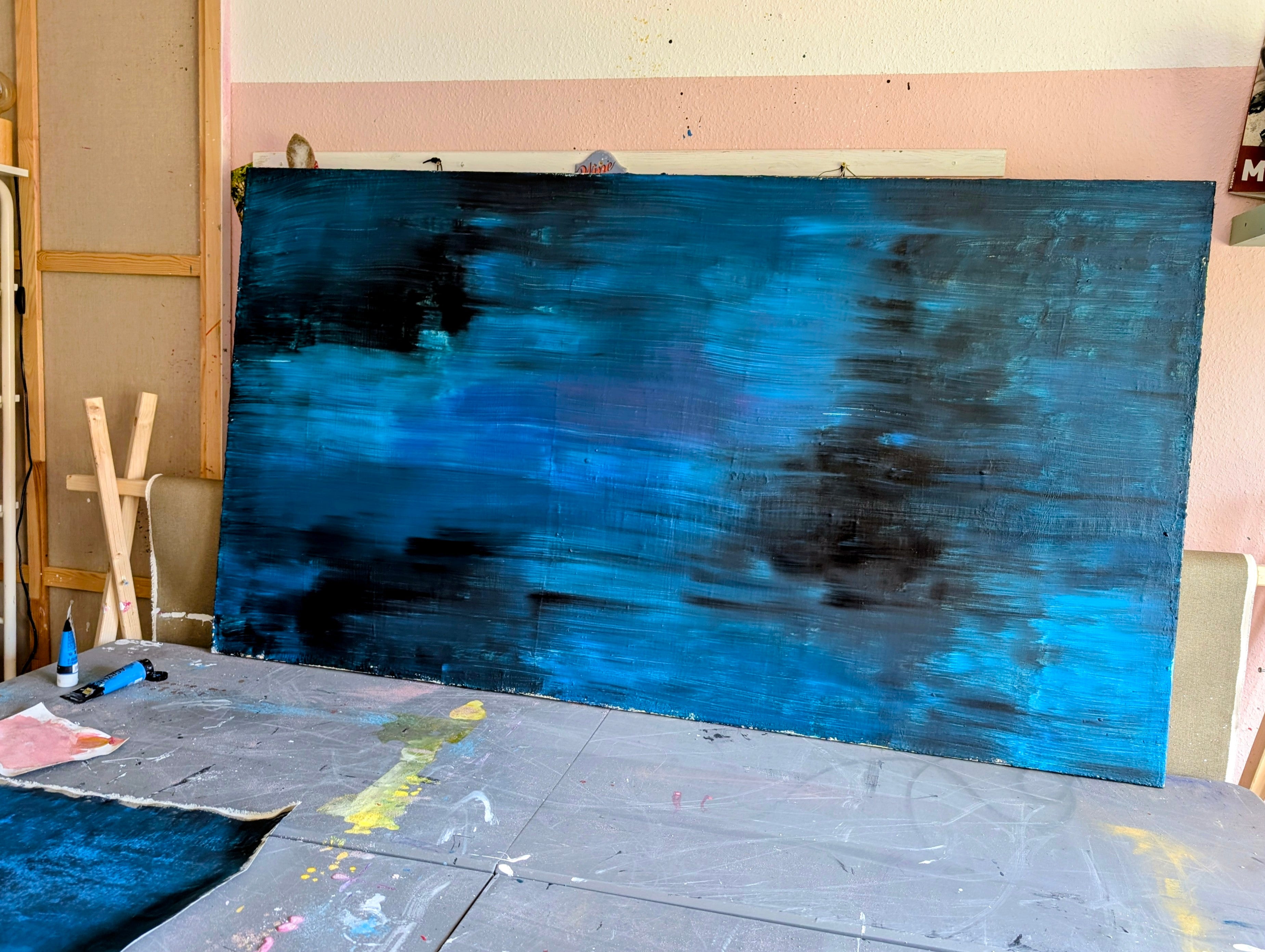Blaues Bild für Sofa – Großes Gemälde in modernem Wohnzimmer