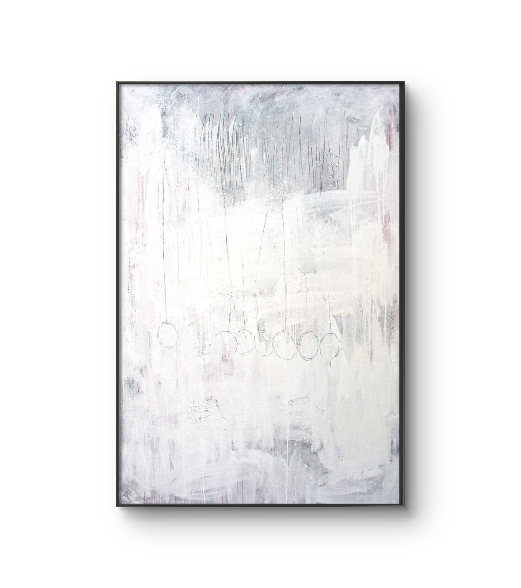 Stiller Spaziergang" von Conny Wachsmann: Abstrakte Kunst mit weiß-grauem Hintergrund, feinen Kreisen und Linien. Zarte Rosa- und Dunkelgrautöne schaffen Ruhe - dieses Yoga-Gemälde strahlt Entspannung aus. Schwarz gerahmt.