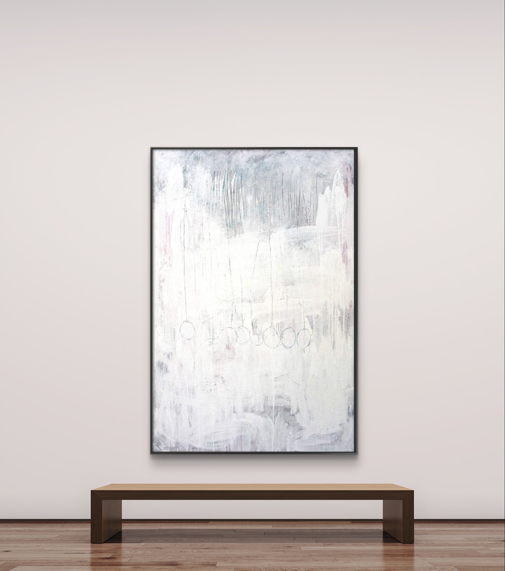 Das Kunstwerk "Stiller Spaziergang" von Conny Wachsmann, Künstlerin, in sanften Weiß-, Grau- und hellen Rosatönen hängt über einer Holzbank in einem minimalistischen Raum und schafft eine Atmosphäre von Ruhe und Entspannung.