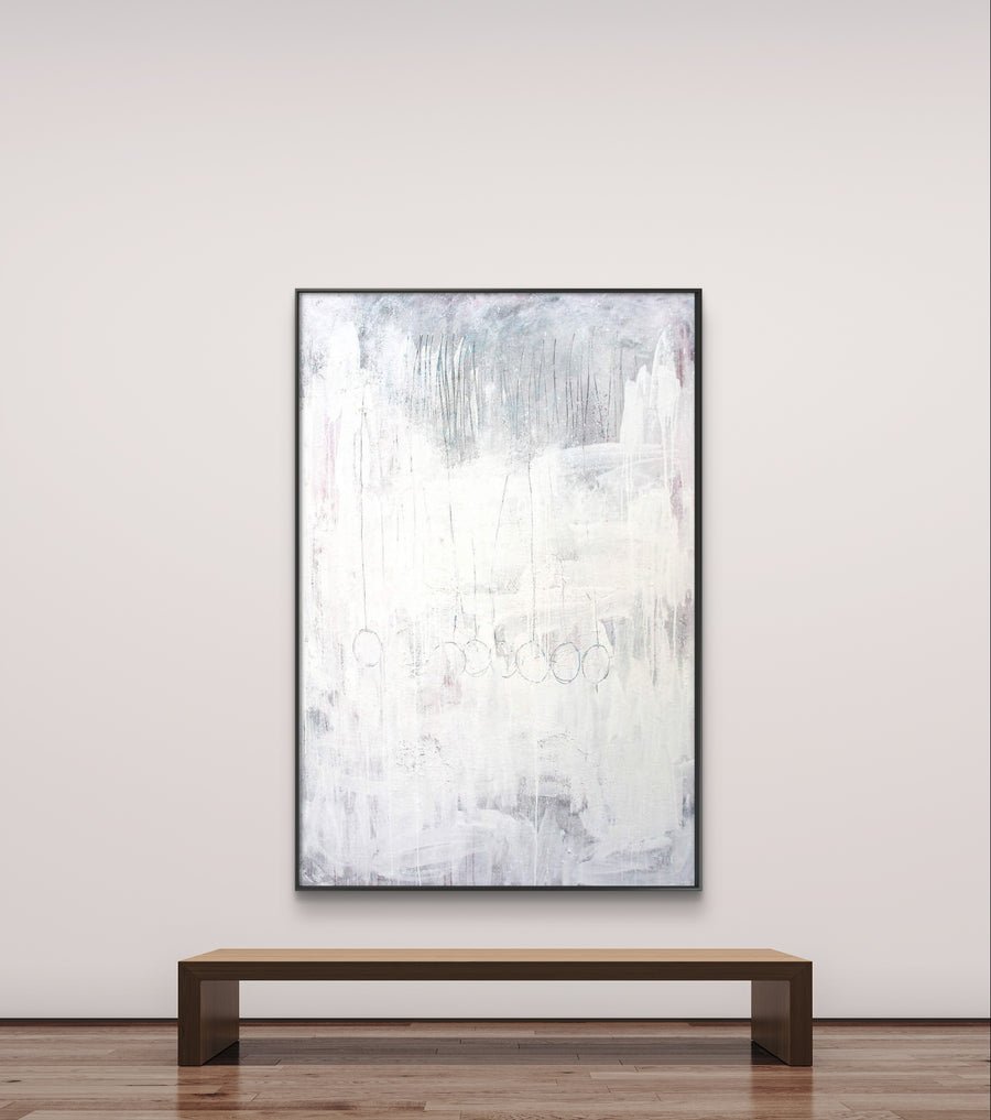 Meditative Aussage eines weißen Bildes – Abstrakte Wandkunst über Sofa