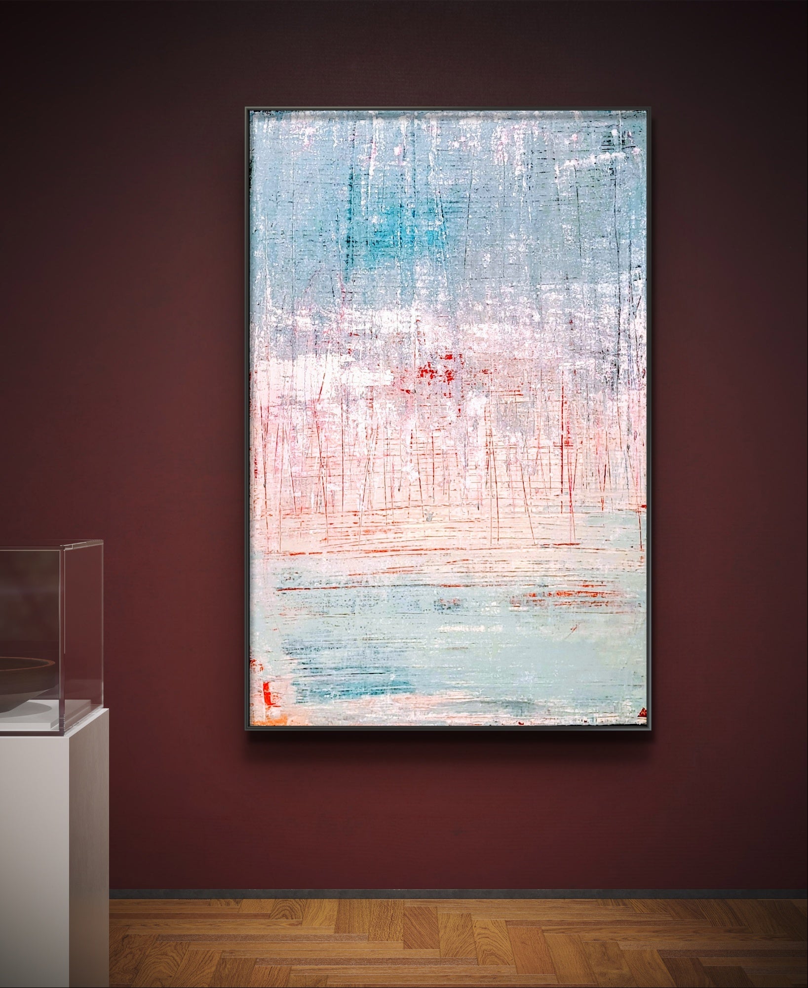 Vorschiedene Weiten", ein großes abstraktes blau-weißes Gemälde mit Rottönen und Kratztechnik von Conny Wachsmann, hängt an einer kastanienbraunen Wand in der Artvergnuegen Galerie. Es dominieren strukturierte Schichten und vertikale Streifen, links davon eine Glasvitrine.