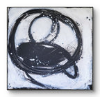 Nightswimming von Conny Wachsmann: Ausdrucksstarke Schwarzweiß-Abstraktion mit wirbelnden Kreis- und Ovalformen, Spritzern und Farbschlieren auf Weiß, individuell gerahmt in Schwarz.