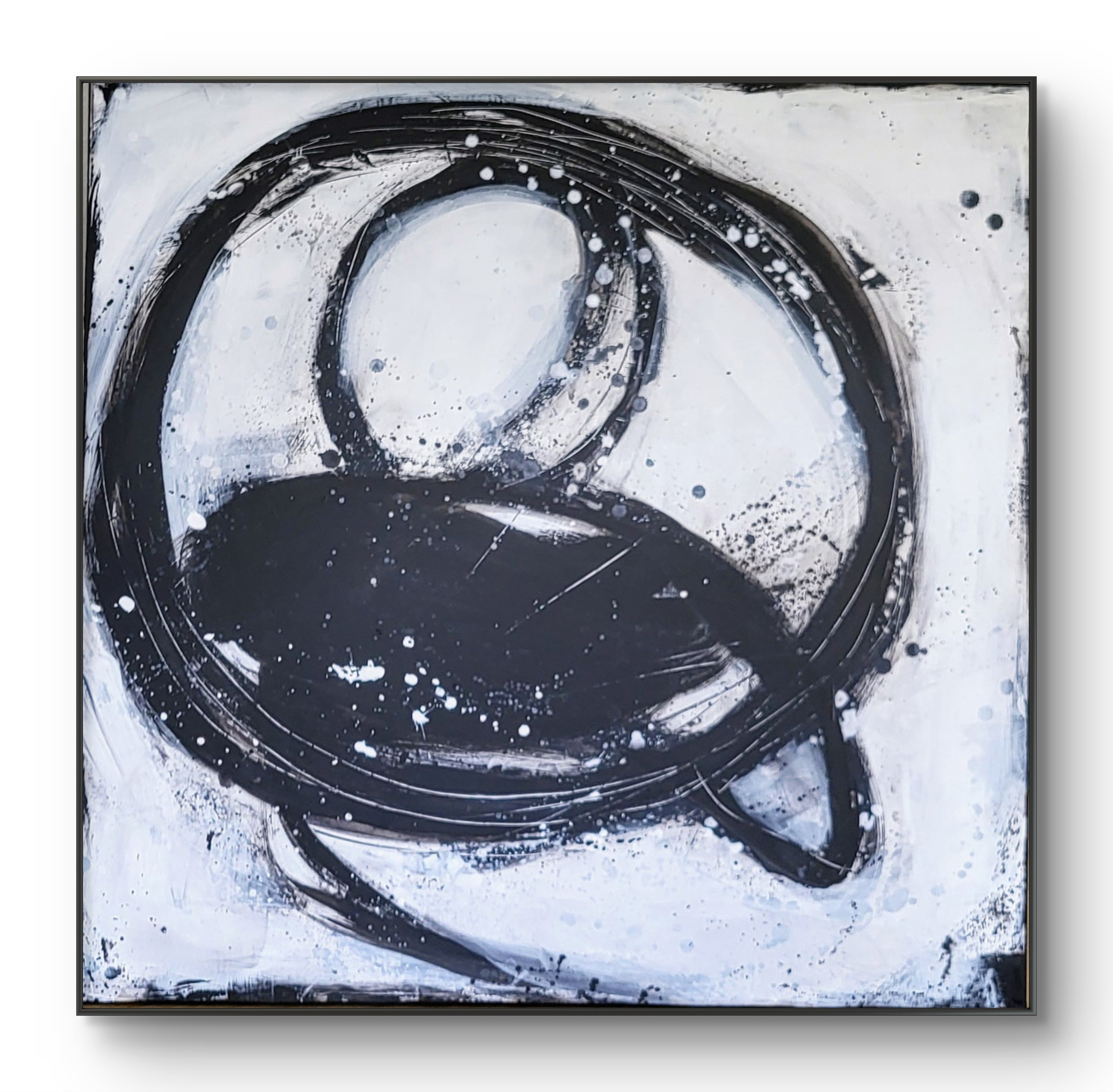 Nightswimming von Conny Wachsmann: Ausdrucksstarke Schwarzweiß-Abstraktion mit wirbelnden Kreis- und Ovalformen, Spritzern und Farbschlieren auf Weiß, individuell gerahmt in Schwarz.