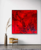 Ein minimalistischer Raum zeigt "Butterfly" von Conny Wachsmann, Künstlerin, als großes Wandkunstwerk über einem gelben Samtsessel und Pampasgras in einer hohen Vase auf einem grauen Teppich - eine perfekte maßgeschneiderte Kunstinspiration.