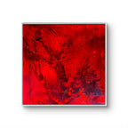 Butterfly" von Conny Wachsmann ist ein gerahmtes abstraktes Gemälde mit intensiven Rottönen, schwarzen Spritzern und Tropfen, dynamischen Pinselstrichen, strukturierten Schichten und einem weißen Hintergrund.