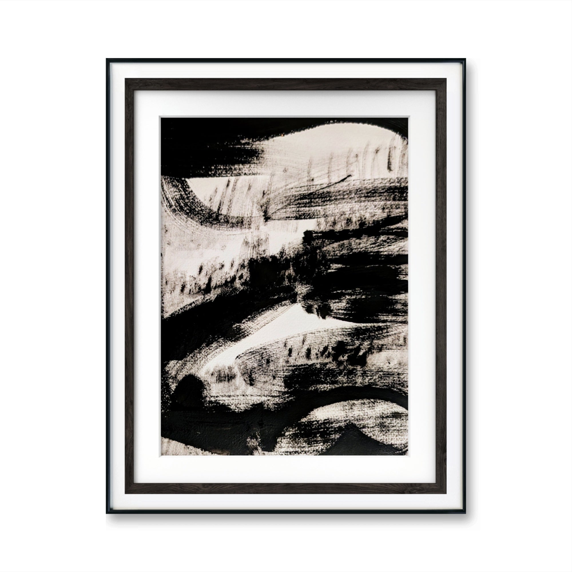 Zeichnungen & Reduktion II von Conny Wachsmann, Künstlerin zeigt kühne schwarze Pinselstriche auf Weiß und bietet einen minimalistischen Kunst-Look. Diese Schwarz-Weiß-Zeichnung ist elegant mit einem weißen Passepartout und einem dünnen, dunklen Rahmen gerahmt.