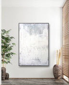 Das moderne, minimalistische Interieur zeigt "Stiller Spaziergang" von Conny Wachsmann, Künstlerin - ein großes abstraktes Pastellgemälde an einer weißen Wand - mit einer getopften Bambuspflanze auf der linken Seite und einer hohen Vase mit Bambusstäben auf der rechten Seite für eine ruhige Atmosphäre.