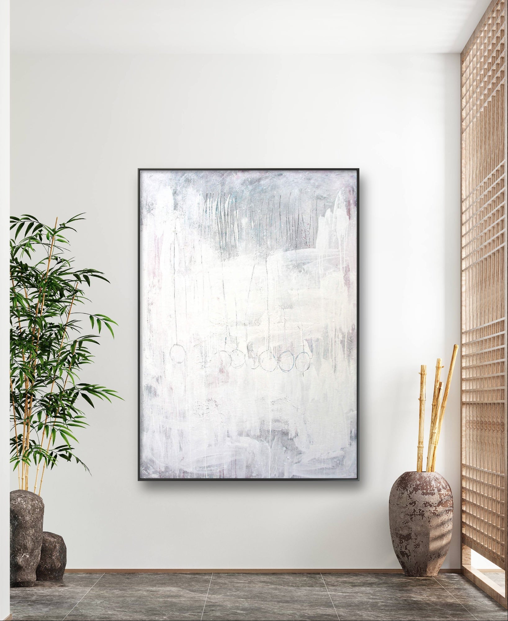 Das moderne, minimalistische Interieur zeigt "Stiller Spaziergang" von Conny Wachsmann, Künstlerin - ein großes abstraktes Pastellgemälde an einer weißen Wand - mit einer getopften Bambuspflanze auf der linken Seite und einer hohen Vase mit Bambusstäben auf der rechten Seite für eine ruhige Atmosphäre.