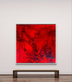 Butterfly" der Künstlerin Conny Wachsmann - ein großes abstraktes Kunstwerk mit lebhaften roten und schwarzen Spritzern, Tropfen und Texturen - hängt an einer weißen Galeriewand über einer Holzbank. Perfekt für Liebhaber von kühnen, überdimensionalen Werken.