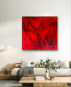 Ein modernes Wohnzimmer mit einem hellen Sofa, einem Couchtisch aus Holz und einer Grünpflanze wird durch "Butterfly", ein großes abstraktes Kunstwerk von Conny Wachsmann, hervorgehoben, das als überdimensionales Kunstwerk an der weißen Wand über dem Sofa hängt.