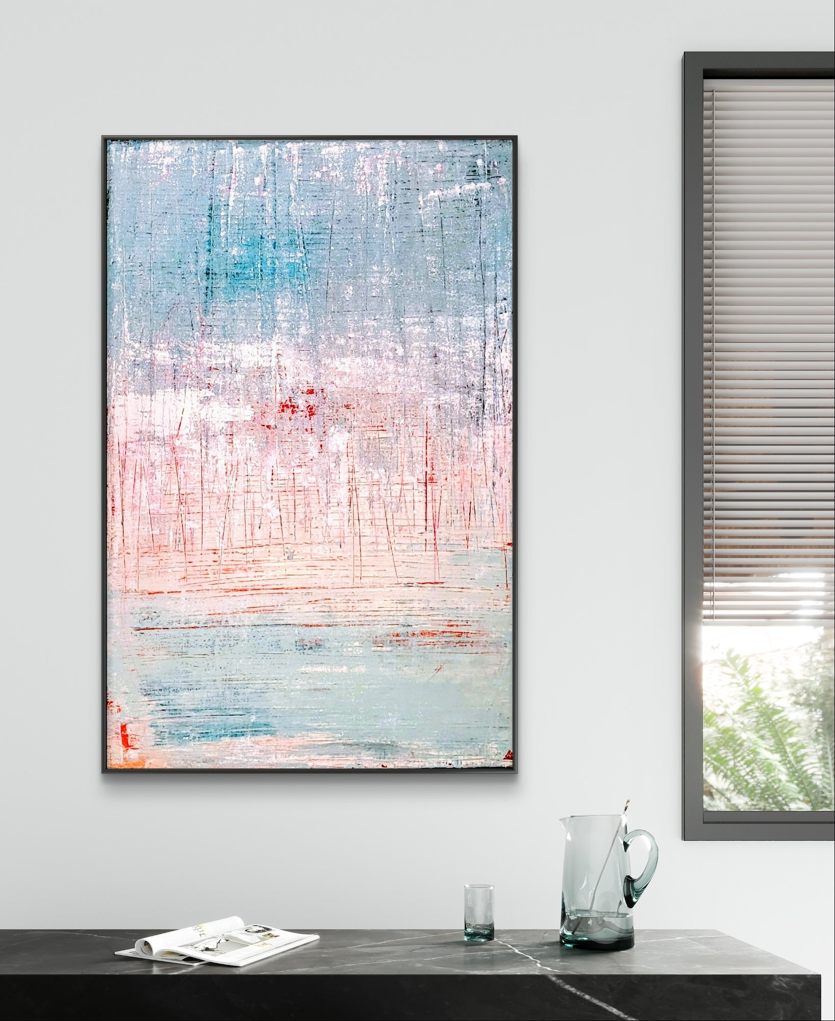 In einem minimalistischen Raum hängt das große blau-weiße Kunstwerk "Vorschiedene Weiten" von Conny Wachsmann, Künstlerin, das in Zusammenarbeit mit Kratztechnik entstand, an einer hellen Wand. In der Nähe vervollständigen ein Glaskrug und ein aufgeschlagenes Magazin die heitere, von einer Galerie inspirierte Szene.