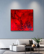 Ein modernes Wohnzimmer mit einem hellgrauen Sofa, dunklen Kissen und einem Couchtisch mit einer Vase und Büchern hebt "Butterfly" von Conny Wachsmann als großes, individuelles Kunstwerk an der hellblauen Wand über dem Sofa hervor.