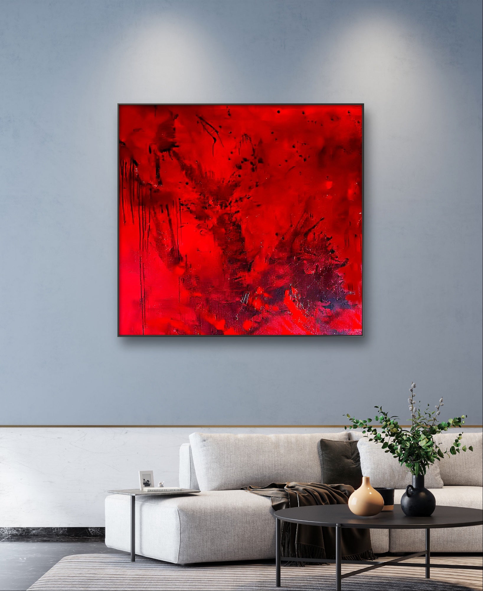 Ein modernes Wohnzimmer mit einem hellgrauen Sofa, dunklen Kissen und einem Couchtisch mit einer Vase und Büchern hebt "Butterfly" von Conny Wachsmann als großes, individuelles Kunstwerk an der hellblauen Wand über dem Sofa hervor.