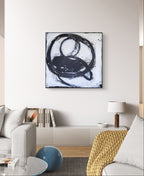 Ein modernes Wohnzimmer mit einem grauen Sofa, einer strukturierten gelben Decke, Büchern auf einem niedrigen weißen Schrank und "Nightswimming" von Conny Wachsmann verleiht ihm einen einladenden und zugleich künstlerischen Touch.