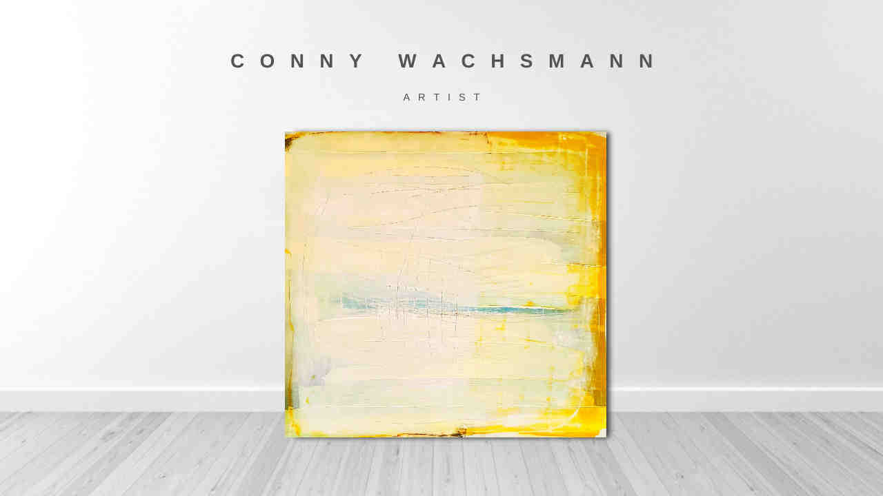 An einer minimalistischen Kunstgaleriewand hängt Küstenzauber II, ein gelb-weißes abstraktes Landschaftsgemälde der Künstlerin Conny Wachsmann, das unter dem Markennamen auf einem weißen Hintergrund mit hellem Holzboden zu sehen ist.