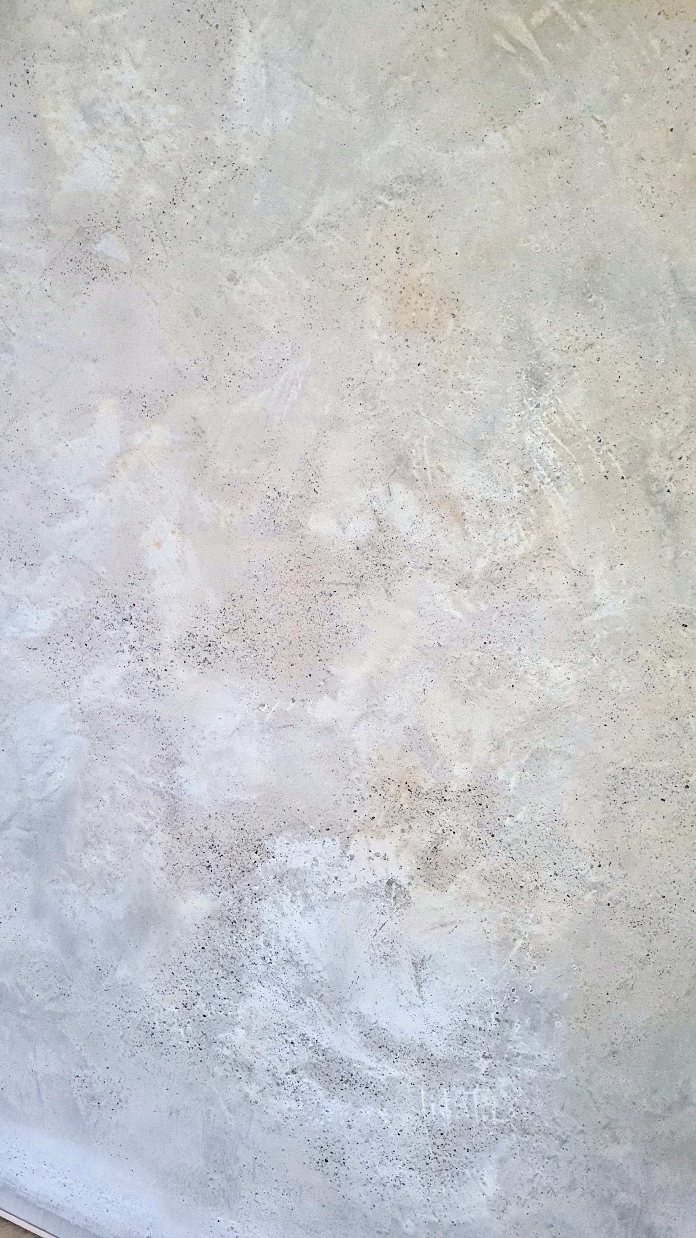 Eine Nahaufnahme von „Spurensuche“ der Künstlerin Conny Wachsmann zeigt die strukturierte, cremefarbene Oberfläche mit hellgrauen, beigen und schwachen Brauntönen, subtilen Sprenkeln und unregelmäßigen Mustern aus Beton-Leichtmasse.