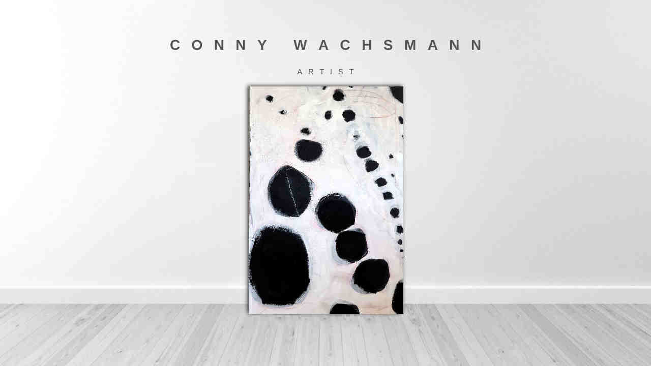 Eine minimalistische Galeriewand zeigt das Bilderset „S/W Moderne“ der Künstlerin Conny Wachsmann – große abstrakte schwarze Formen auf weißem Grund. Helle Holzböden unterstreichen die moderne Atmosphäre.