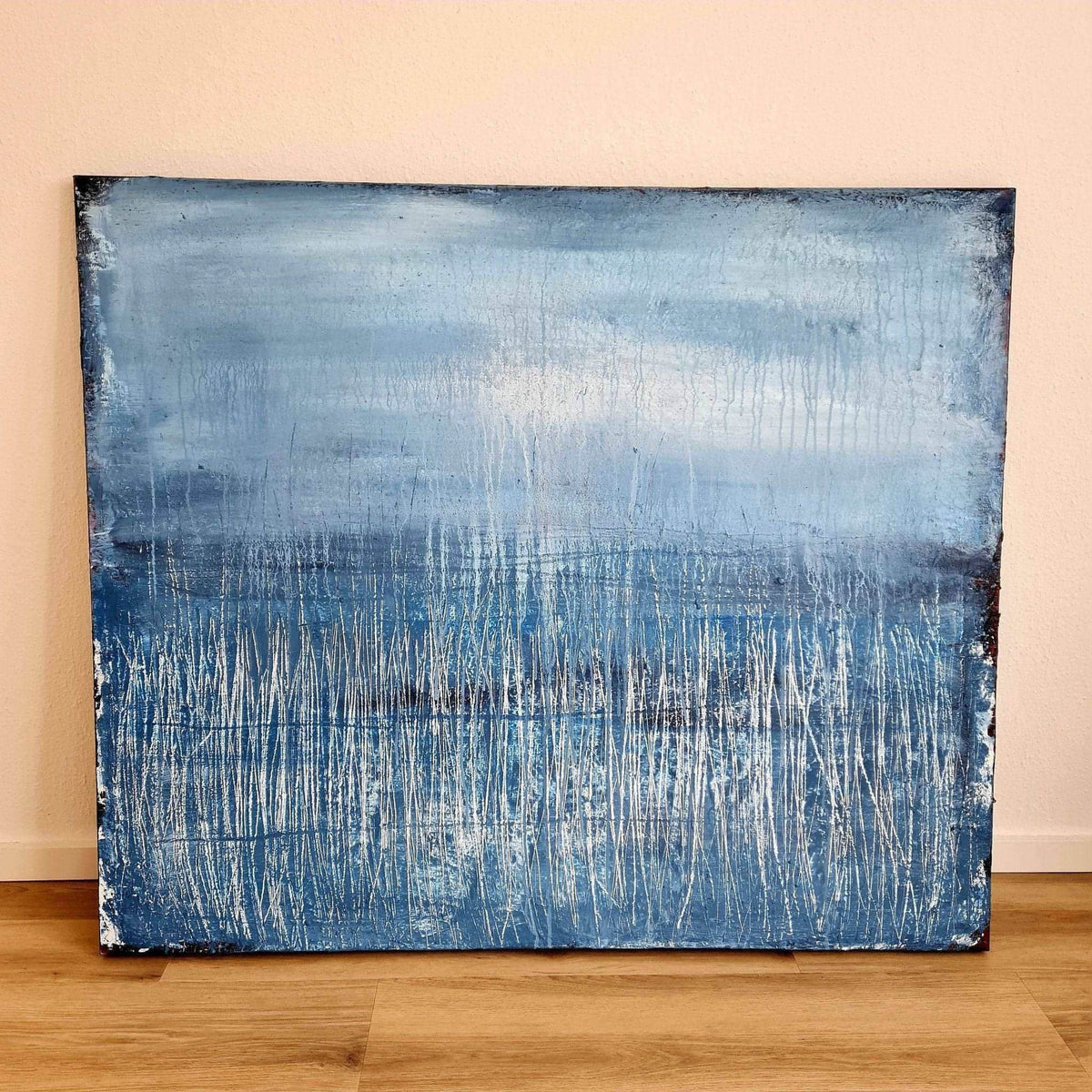 Abstraktes blaues Gemälde – Winterplatz – Großes Gemälde in modernem Wohnzimmer