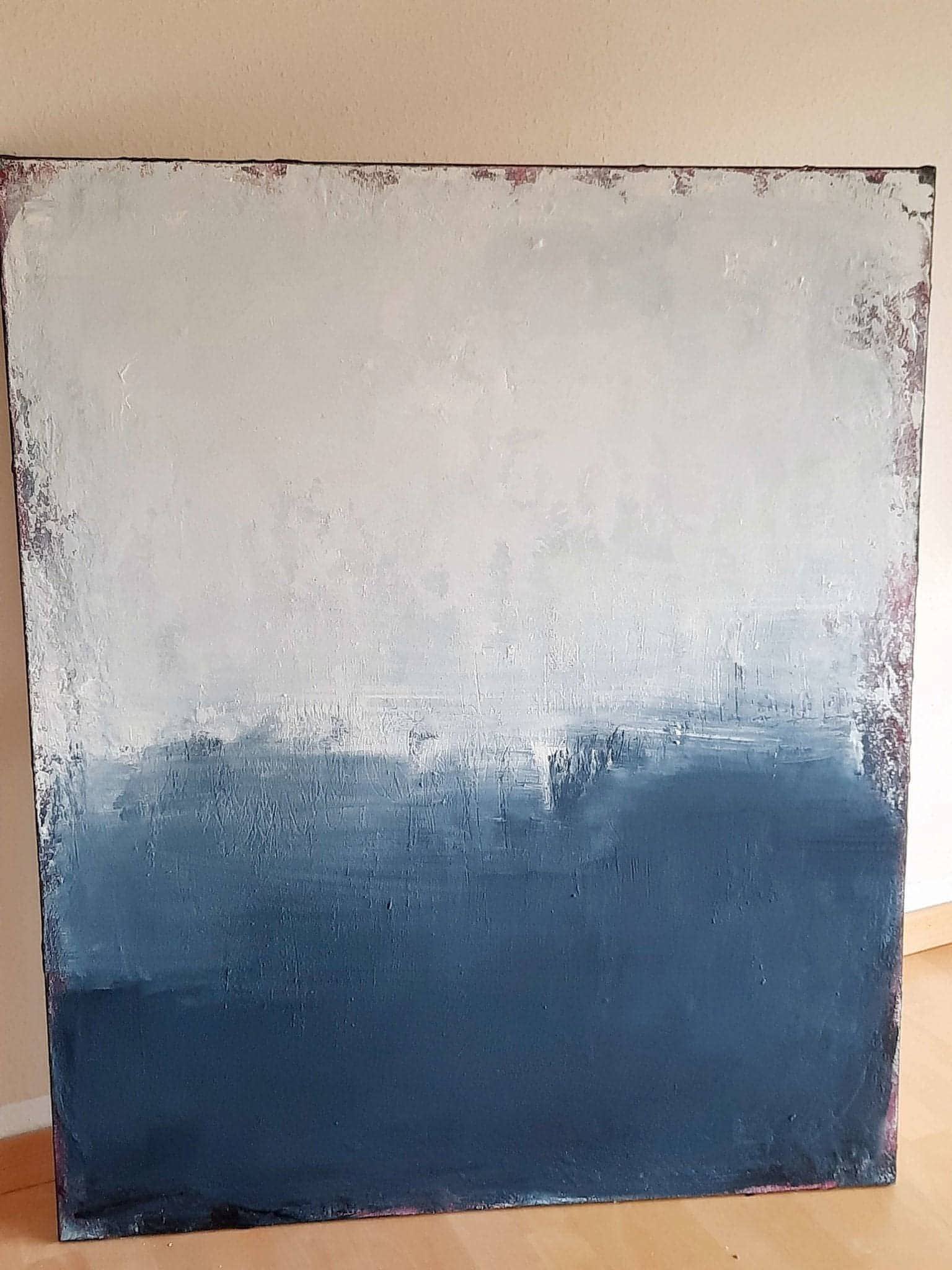 Ein Ausweg" von Conny Wachsmann, Künstlerin, ist ein quadratisches abstraktes Kunstwerk mit strukturierten Schichten, die von Paynesgrau-Blau im unteren Bereich zu Hellgrau und Off-White im oberen Bereich übergehen. Es ist vor einer beigen Wand auf einem hellen Holzboden ausgestellt.