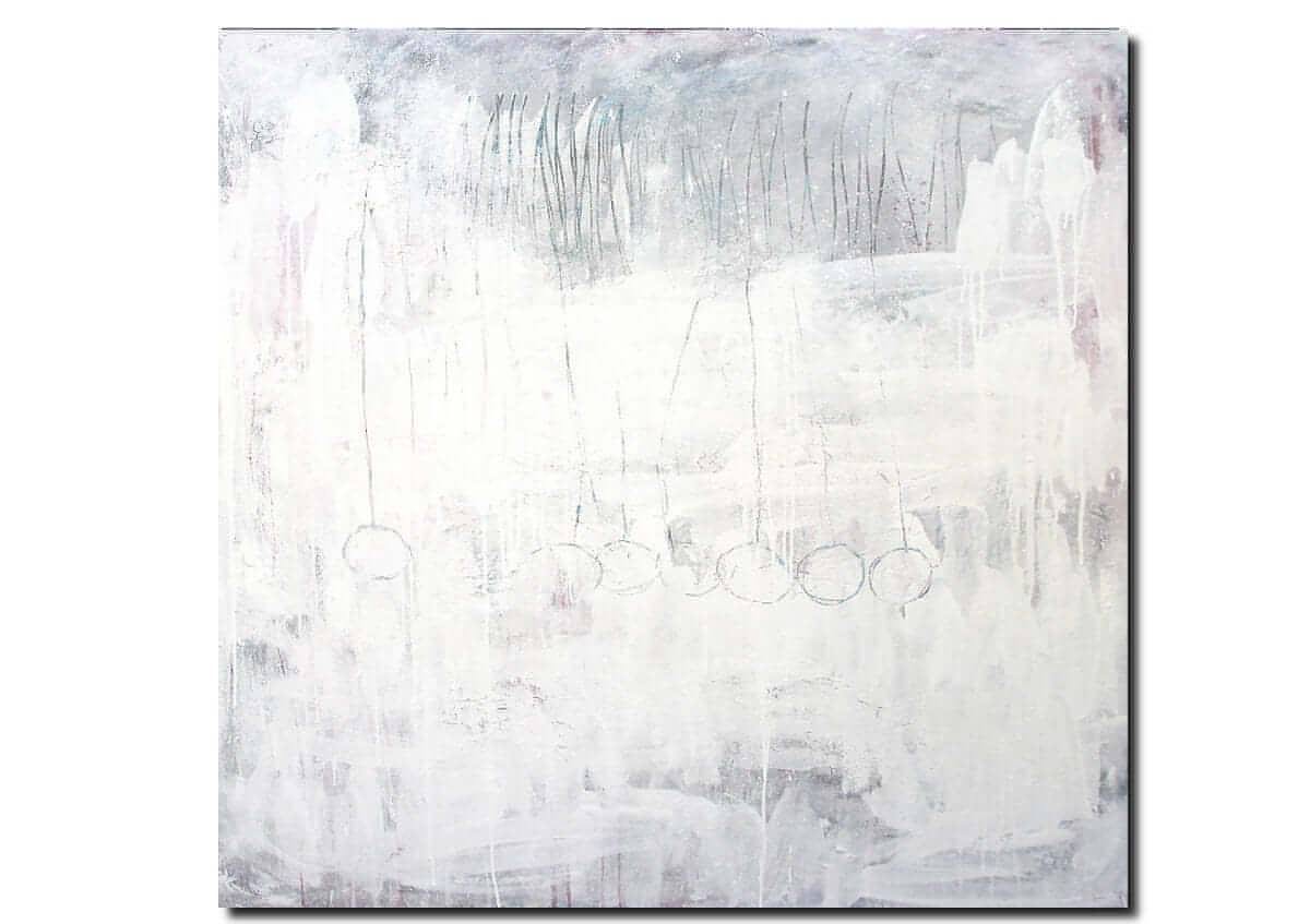 Stiller Spaziergang von Conny Wachsmann, Künstlerin: Ein abstraktes Gemälde in weißen und hellgrauen Tönen mit einem verschwommenen, strukturierten Hintergrund. Dünne vertikale Linien und schwache Kreise evozieren Ruhe und Entspannung inmitten weicher Pinselstriche und Tropfen.