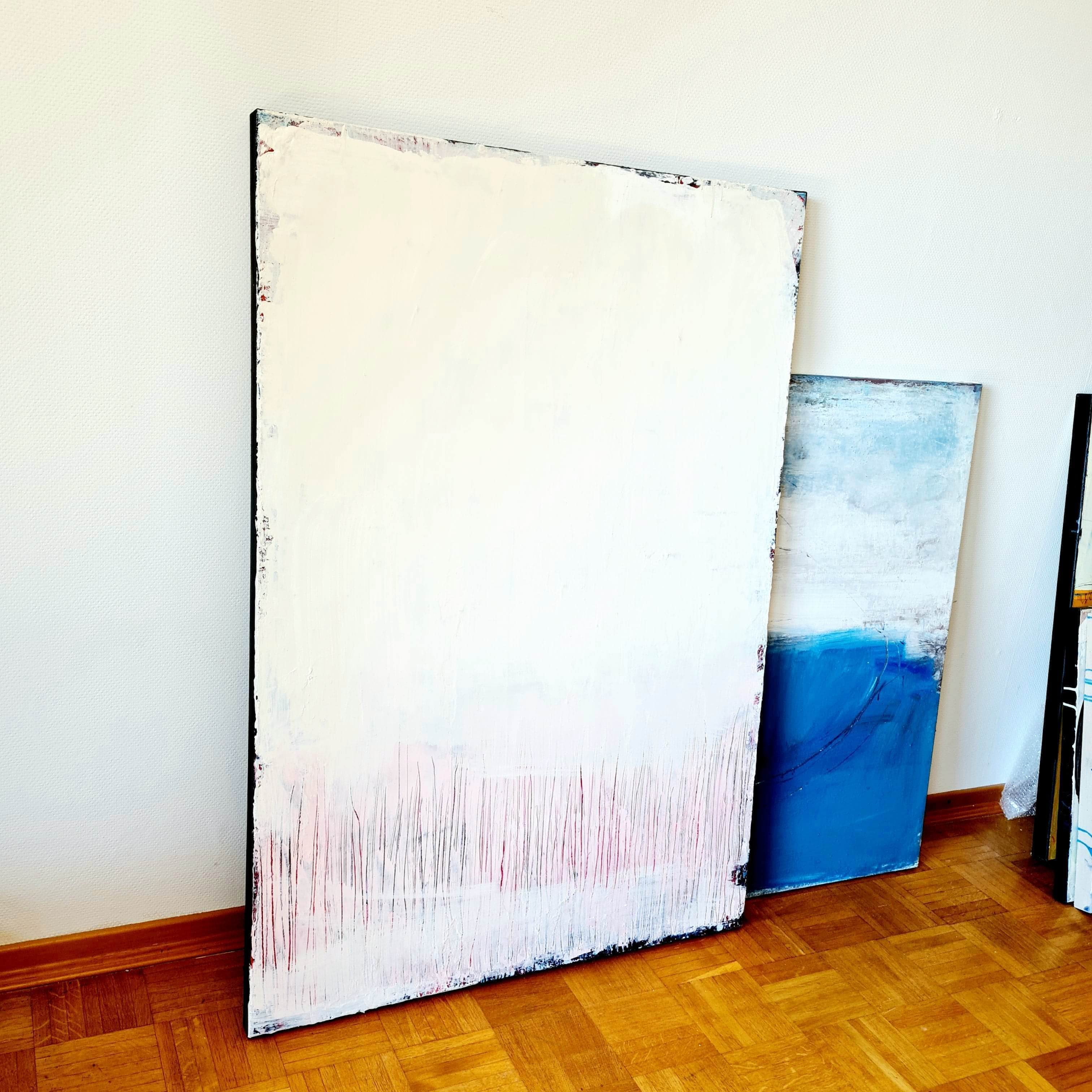 Abstraktes weißes Gemälde – Es Geht Weiter – Zeitgenössische Kunst in Wohnraumansicht