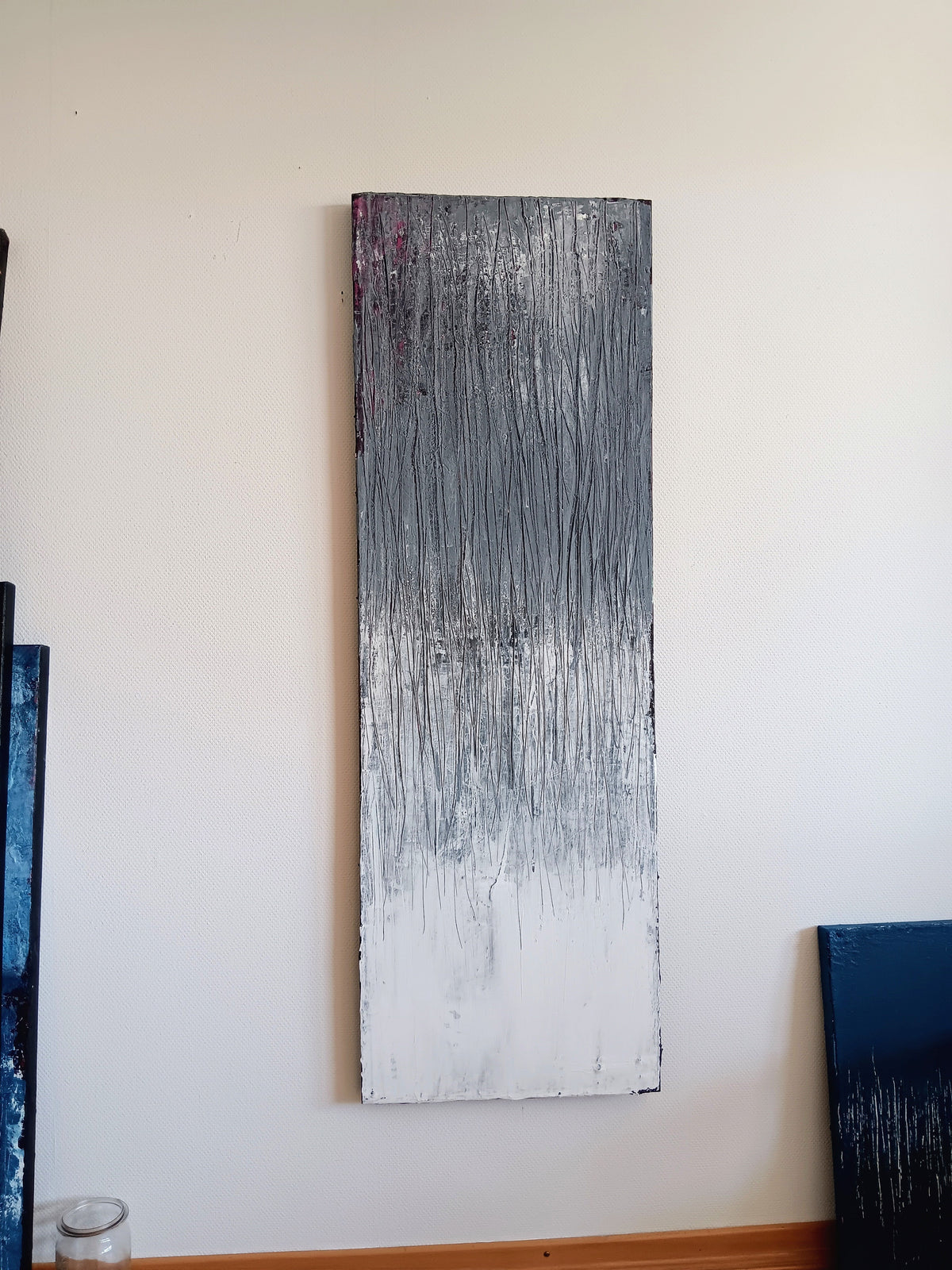 Geheimweg - graues Bild 150 x 40 cm – modernes Leinwandbild, Detailansicht Motiv 1.0. Dieses Werk aus der Artvergnügen-Galerie ist von Rabatten ausgenommen.
Grau-weißes Kratztechnik-Bild
Dies" ist auch für 