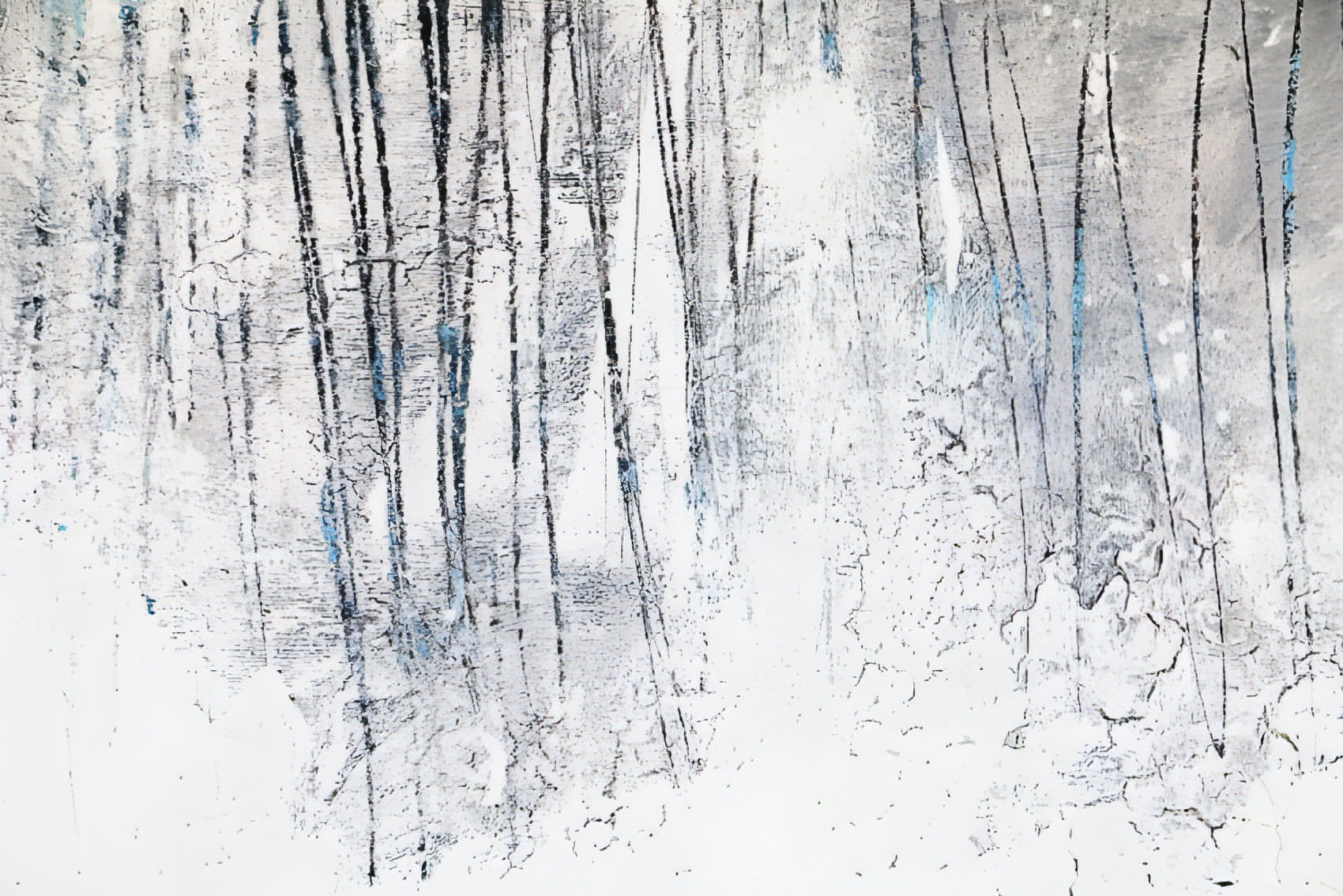 Stiller Spaziergang" von Conny Wachsmann, Künstlerin: Ein abstraktes Gemälde mit vertikalen schwarzen Linien wie Baumstämme auf weißem und grauem, strukturiertem Hintergrund, mit subtilen blauen Akzenten - perfekt für Ruhe und Entspannung, die eine ruhige Winterwaldatmosphäre heraufbeschwören.