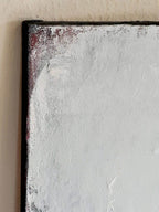 Nahaufnahme der linken oberen Ecke von "Ein Ausweg" von Conny Wachsmann, hauptsächlich weiß gemalt mit grober Struktur und einem Hauch von Rot, Schwarz und Paynesgrau an den Rändern. Das Kunstwerk ist an einer Wand befestigt.