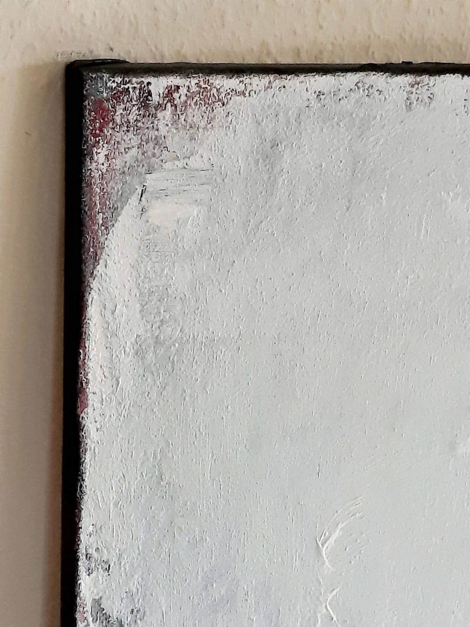 Nahaufnahme der linken oberen Ecke von "Ein Ausweg" von Conny Wachsmann, hauptsächlich weiß gemalt mit grober Struktur und einem Hauch von Rot, Schwarz und Paynesgrau an den Rändern. Das Kunstwerk ist an einer Wand befestigt.