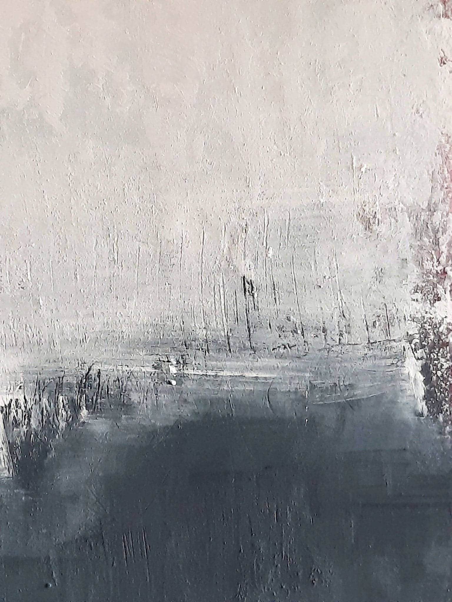 Ein Ausweg" von Conny Wachsmann, Künstlerin, ist ein abstraktes Kunstwerk mit einem strukturierten Hintergrund mit Farbverläufen - oben hellgrau und weiß, unten in Paynesgrau übergehend - mit groben Pinselstrichen und subtilen vertikalen Linien.