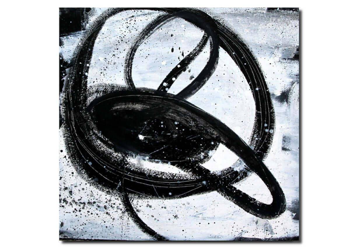 Nightswimming von Conny Wachsmann, Künstlerin: Ein einzigartiges abstraktes Schwarz-Weiß-Gemälde mit kühnen, wirbelnden Pinselstrichen und Spritzern, die dynamische Schleifen und Kreise auf einem strukturierten Hintergrund bilden.