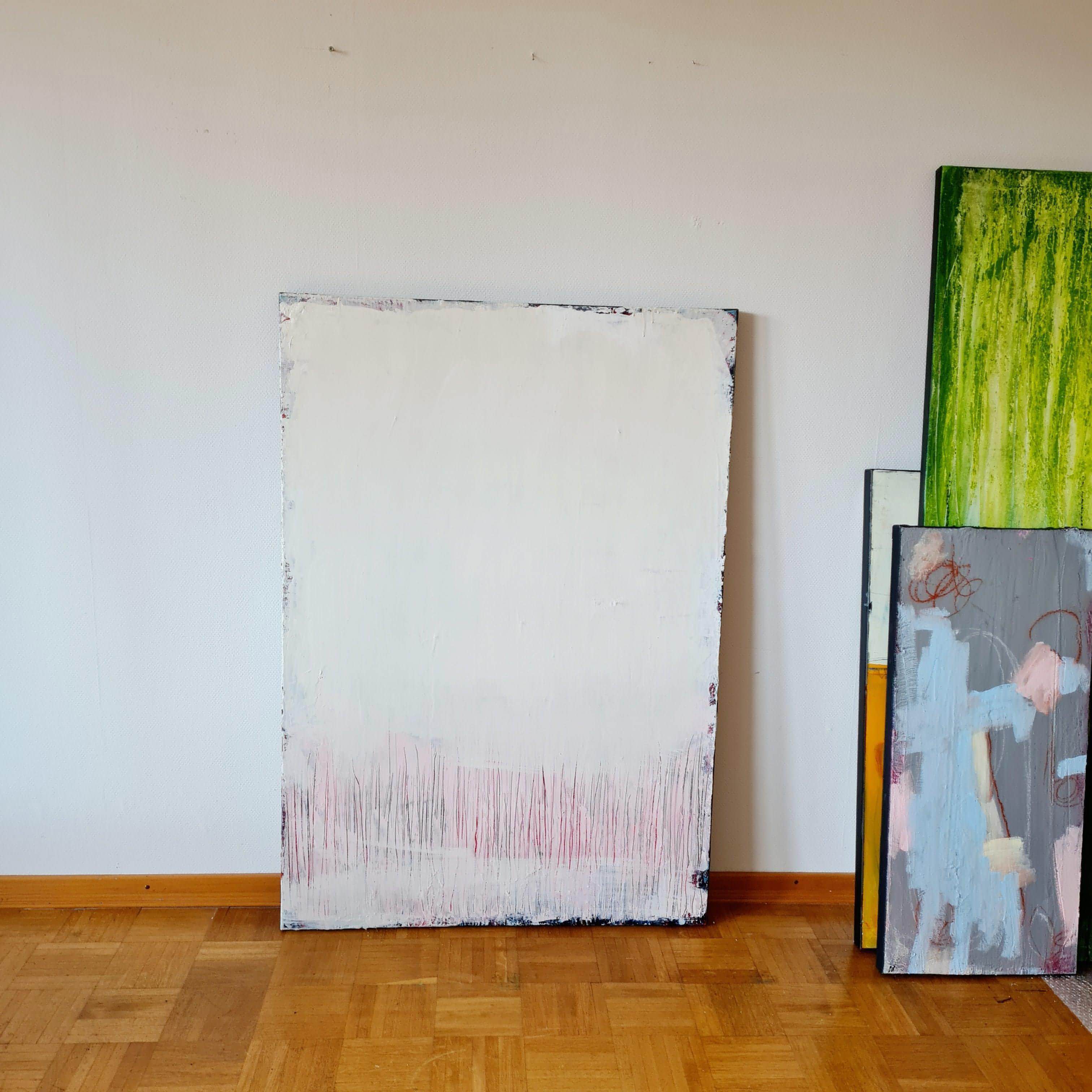Abstraktes weißes Gemälde – Es Geht Weiter – Großes Gemälde in modernem Wohnzimmer