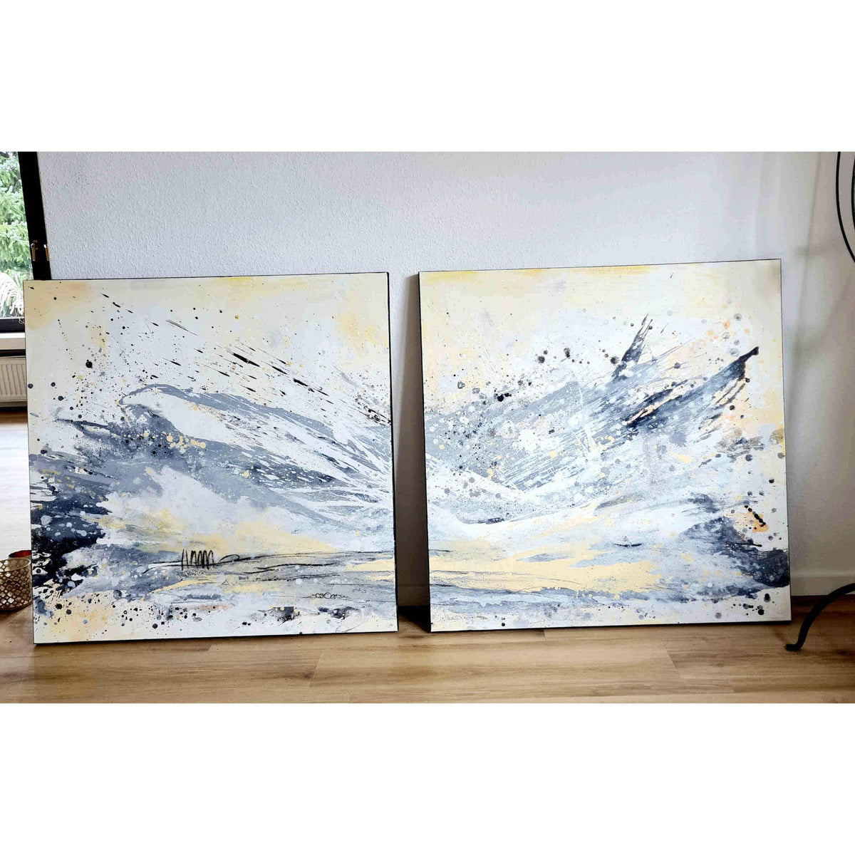 Urlaubsplanung – modernes Leinwandbild, Detailansicht Motiv 1.0. Ausdruck in Beige, Weiß und Schwarz
Ein abstraktes Diptychon mit lebendigen Farbklecksen, die eine kraftvolle und ausdru