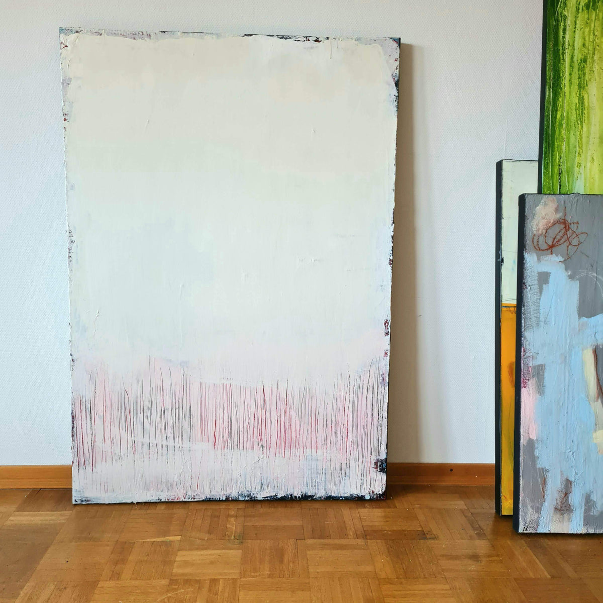 Abstraktes weißes Gemälde – Es Geht Weiter – XXL Kunstwerk als Blickfang im Wohnraum