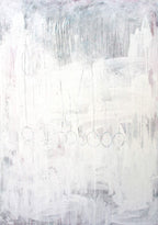 Stiller Spaziergang" von Conny Wachsmann ist ein abstraktes Gemälde mit weißem Hintergrund, feinen vertikalen Linien, zarten Grau- und Rosatönen sowie skizzierten Kreisen. Es strahlt Ruhe und Entspannung aus.