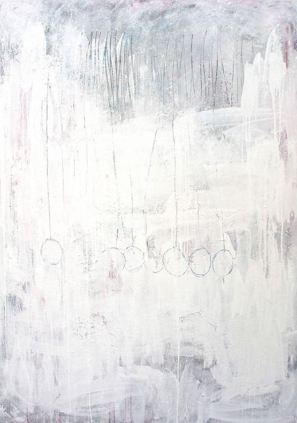 Stiller Spaziergang" von Conny Wachsmann ist ein abstraktes Gemälde mit weißem Hintergrund, feinen vertikalen Linien, zarten Grau- und Rosatönen sowie skizzierten Kreisen. Es strahlt Ruhe und Entspannung aus.