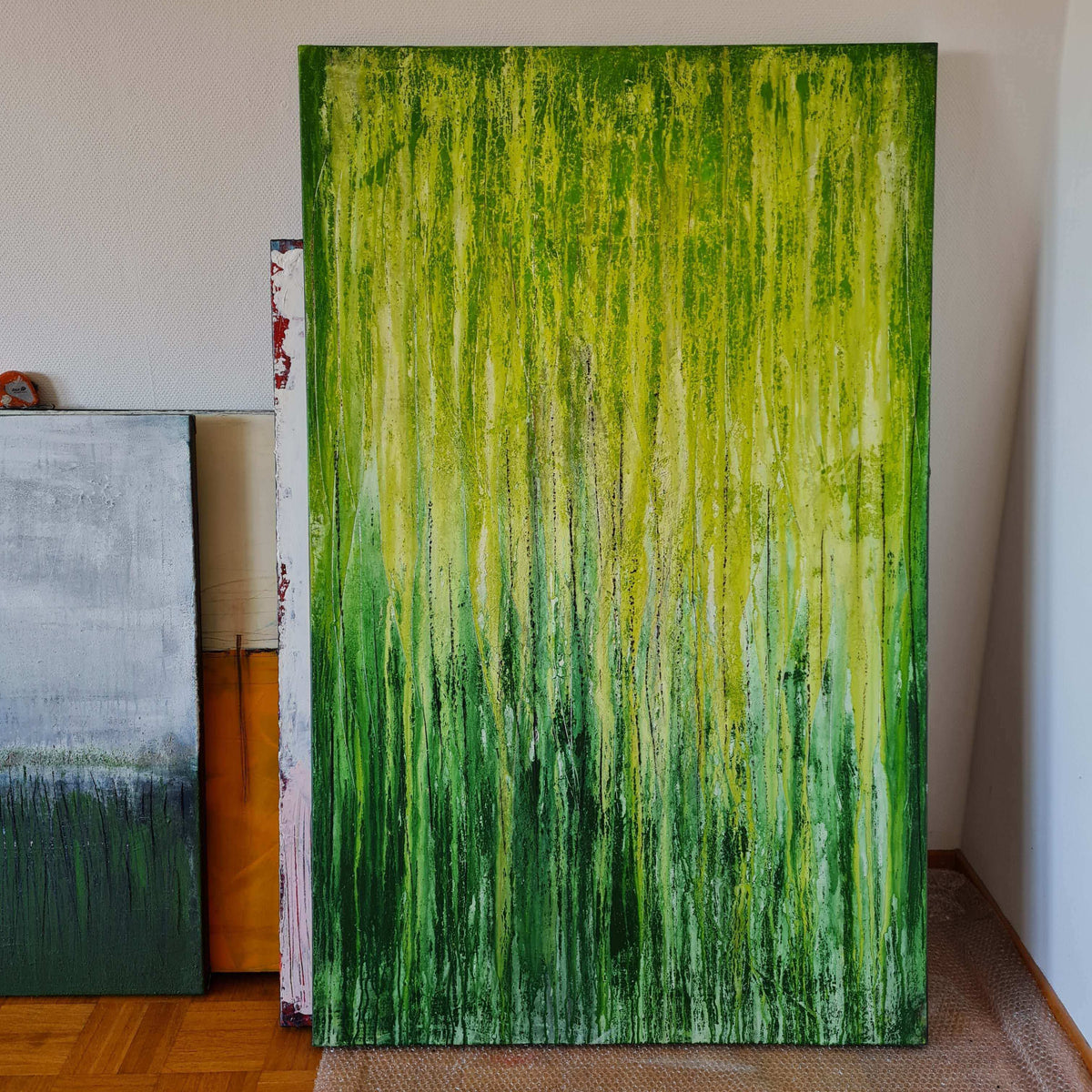 True Colors – modernes Leinwandbild, Detailansicht Motiv 1.0. Kraft der Natur
Das grüne abstrakte Gemälde „True Colors“ spiegelt die kraftvolle Energie der Natur wider. Mit den domin