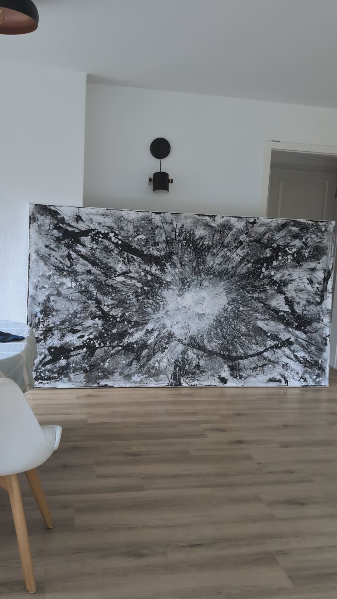 Urknall – Großes abstraktes Schwarz-Weiß Gemälde (240 × 140 cm) als Auftragsarbeit