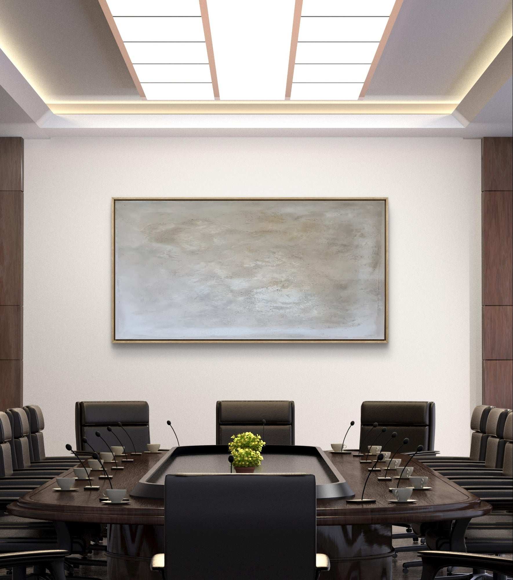 Moderner Konferenzraum mit dunklem Holztisch, schwarzen Stühlen, Mikrofonen, einer kleinen grünen Pflanze als Tafelaufsatz und „Spurensuche“ von Conny Wachsmann, Künstlerin im Schattenfugenrahmen an der Wand unter heller Deckenbeleuchtung.