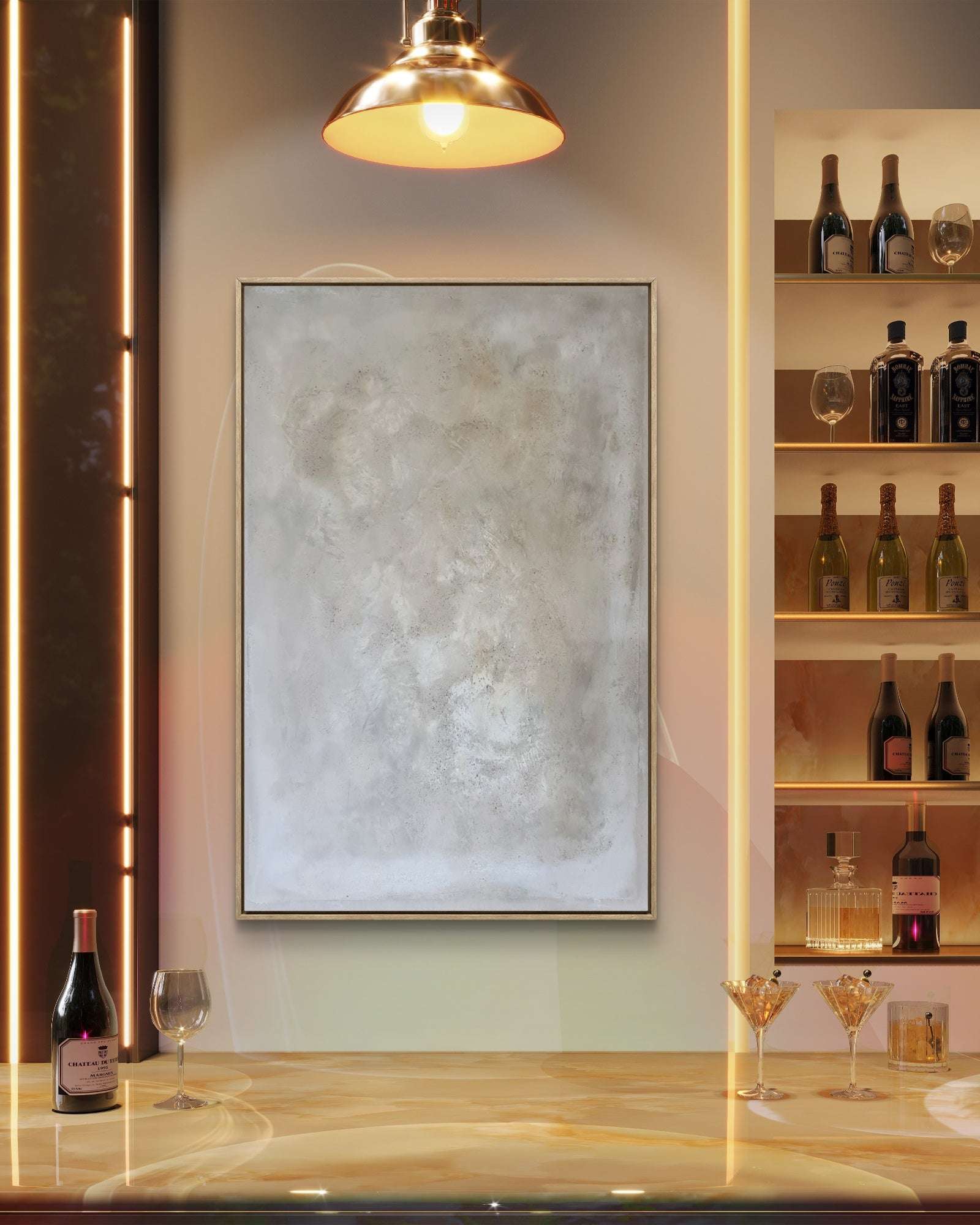 Eine moderne Bar mit Flaschen und Gläsern in Regalen, eine Marmortheke mit Wein und Gläsern, sanftes, warmes Licht und „Spurensuche“ von Conny Wachsmann, Künstlerin, in einem Schattenfugenrahmen an der Wand hängend.