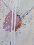 Eichhörnchentanz von Conny Wachsmann zeigt einen großen lilafarbenen Fleck mit orangefarbenen, weißen Tropfen und schwarzen Linien auf einem strukturierten, blassen Hintergrund - dieses moderne abstrakte Gemälde bringt dynamische Tiefe als auffällige Wanddekoration.