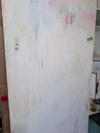 Eichhörnchentanz" von Conny Wachsmann: Modernes abstraktes Gemälde in sanften Pastellfarben mit weißen Tropfen und dunklen Punkten, charakteristischen Texturen - stilvolle Wanddekoration fürs Atelier.