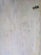 Eichhörnchentanz" von Conny Wachsmann, Künstlerin: Abstraktes Gemälde mit blassem, strukturiertem Hintergrund, weißen und pastellfarbenen Streifen, drei dunkle Kreise oben rechts neben einer orangen Linie - moderne Wandkunst.