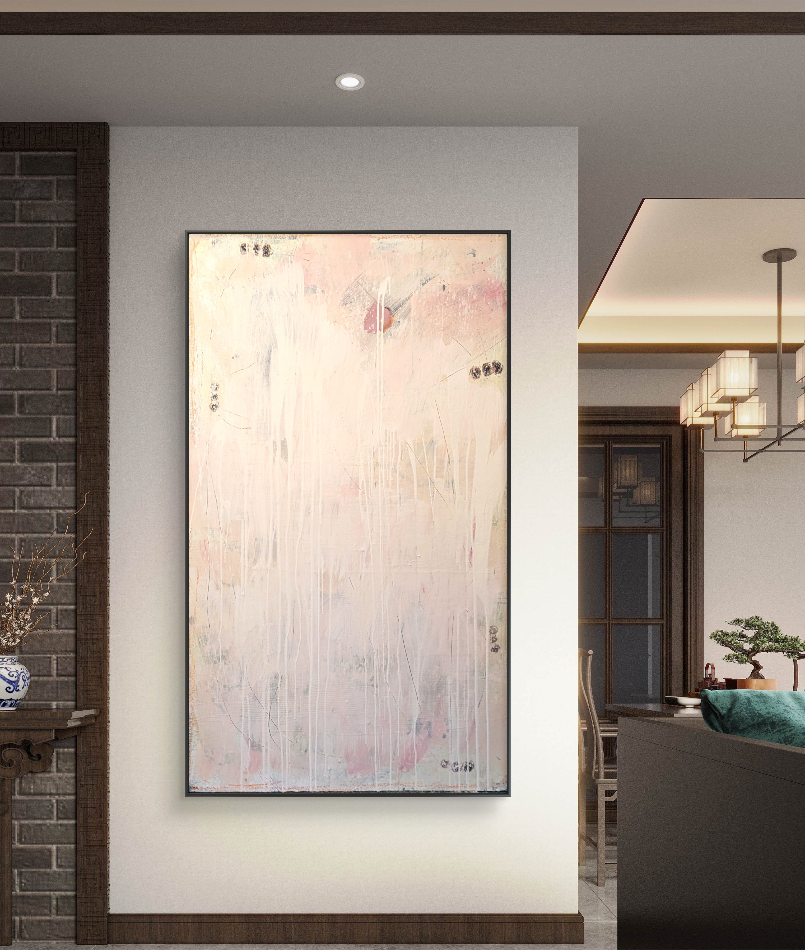 Das moderne abstrakte Gemälde "Eichhörnchentanz" von Conny Wachsmann präsentiert sanfte Rosa- und Weißtöne und setzt als stilvolle Wanddekoration Akzente in einem hellen, modern eingerichteten Raum mit asiatischen Designelementen.