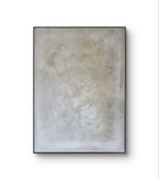 „Spurensuche“ von Conny Wachsmann zeigt minimalistische abstrakte Kunst in Beige, Creme und Hellgrau. Weiche, strukturierte Pinselstriche erzeugen einen wolkigen Effekt innerhalb eines schmalen Schattenfugenrahmens auf weißem Hintergrund.