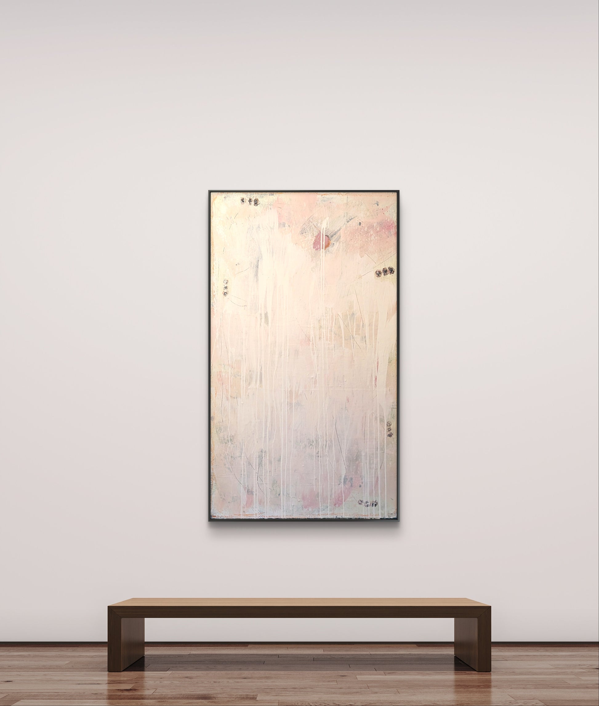Das große abstrakte Gemälde "Eichhörnchentanz" von Conny Wachsmann in Rosa und Weiß schmückt als Wanddekoration den minimalistischen Galerieraum über einer Holzbank auf poliertem Boden.
