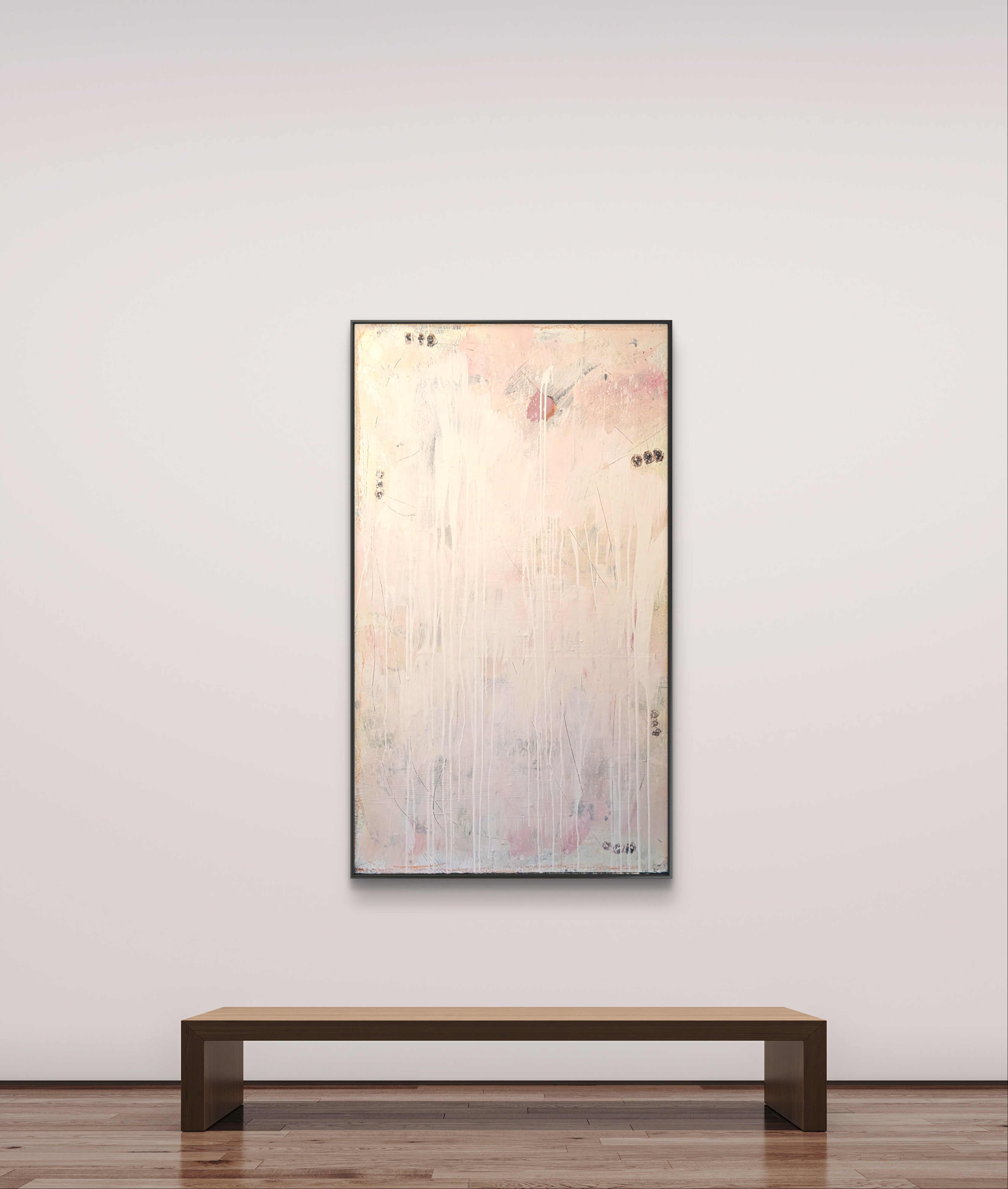 Das große abstrakte Gemälde "Eichhörnchentanz" von Conny Wachsmann in Rosa und Weiß schmückt als Wanddekoration den minimalistischen Galerieraum über einer Holzbank auf poliertem Boden.