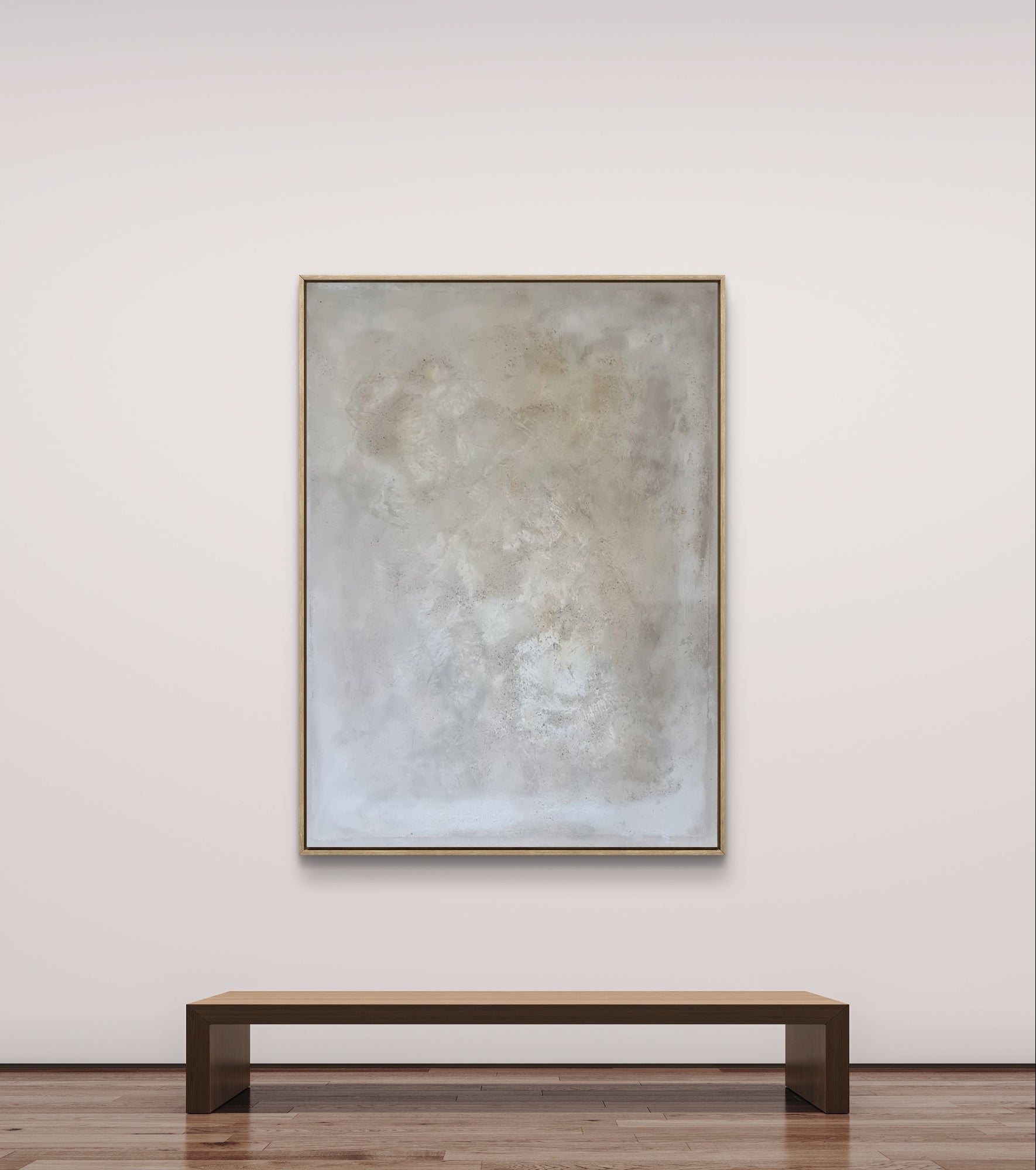 Minimalistische Kunstgalerie mit „Spurensuche“ von Conny Wachsmann, einem abstrakten Kunstwerk in neutralen Tönen, elegant gerahmt in einem Schattenfugenrahmen über einer einfachen Holzbank auf einem polierten Boden.